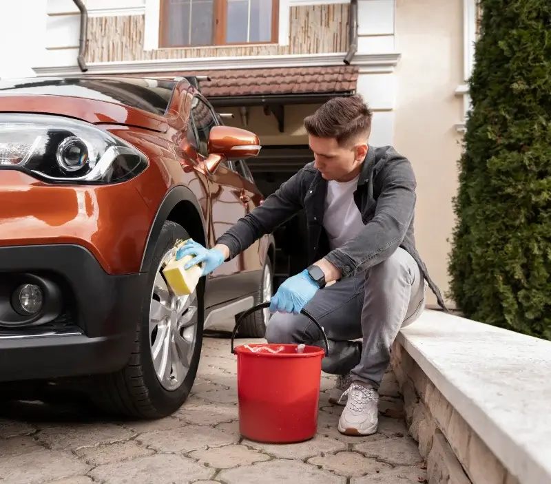 Lavage auto à domicile Eschentzwiller : professionnel intervenant sur un véhicule